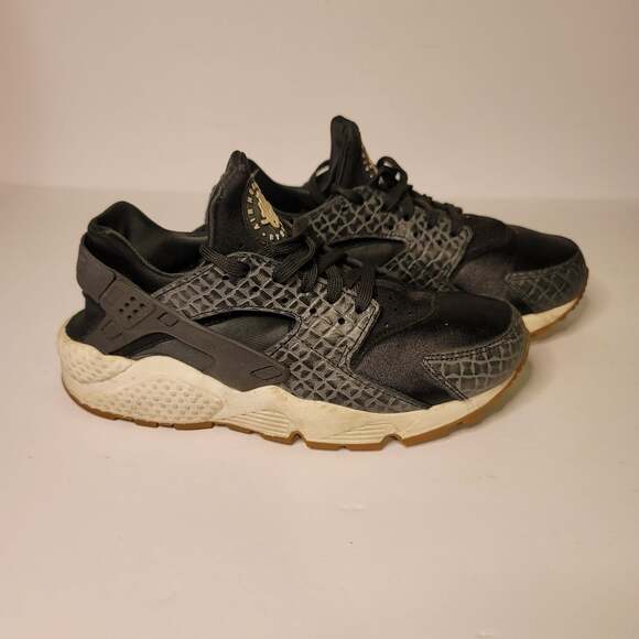 Nike Air Huarache Athletic Shoe - Picture 6 of 7